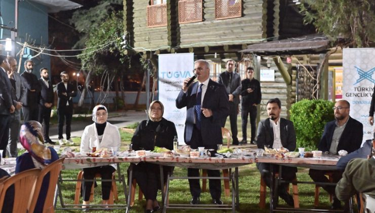Karaloğlu, gençlerle iftarda bir araya geldi