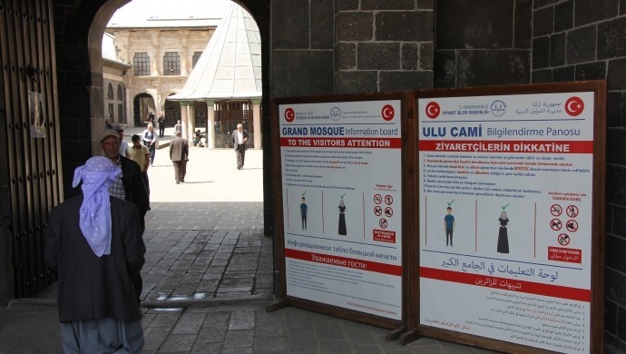 Tarihi Ulu Cami’de Rusça var, Kürtçe yok