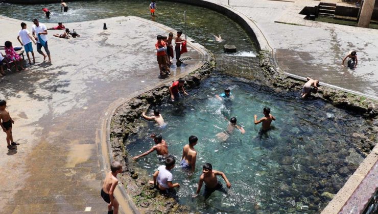Sıcağı gören çocuklar soluğu Anzele suyunda aldı