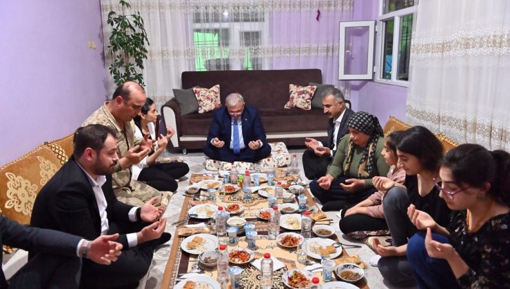 Karaloğlu şehit ailesinin iftar sofrasına misafir oldu