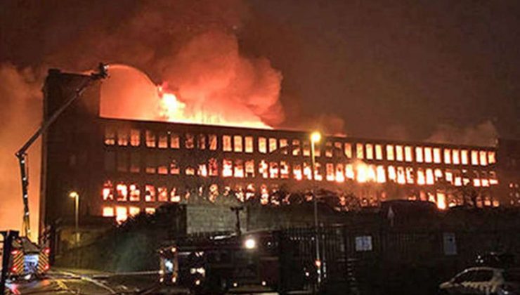 İngiltere’de kâğıt fabrikasında yangın