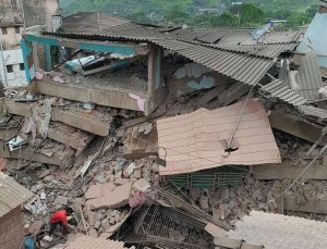 Li Pakîstanê di encama hilweşîna banê xanîyekî de 5 kes canê xwe ji dest dan