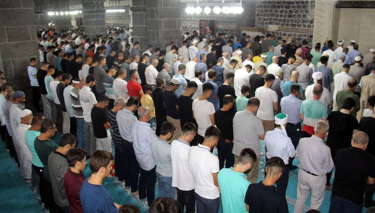 Diyarbakırlılar 2 Yılın Ardından Kurban Sevinciyle Bayram Namazına Durdu