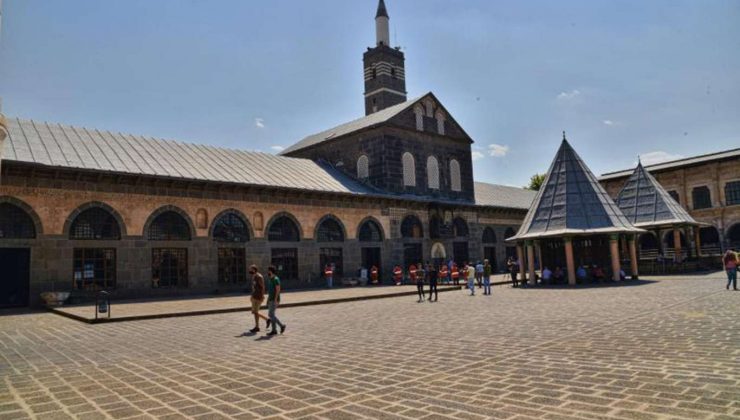 Ulu Camii’nin Uygunsuz Kıyafetlerle Ziyaret Edilmesine Tepki