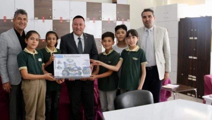 BAĞLAR İLÇE OKULLARINDAN GERİ DÖNÜŞÜME TAM DESTEK.