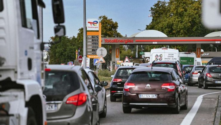 Fransa’da Akaryakıt Grevi Devam Ediyor