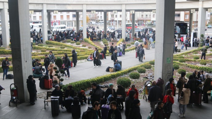 Deprem sonrası öğrenciler eve dönüş için otogara akın etti