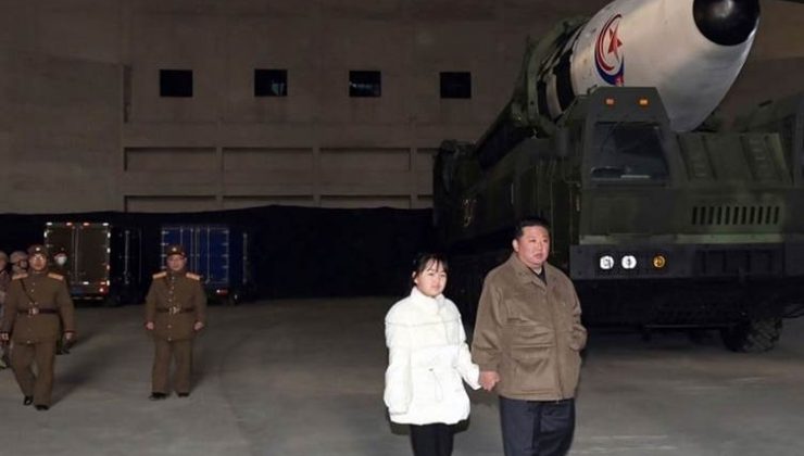 Kim Jong-un, kıtalararası füze denemesinde kızıyla görüntü verdi