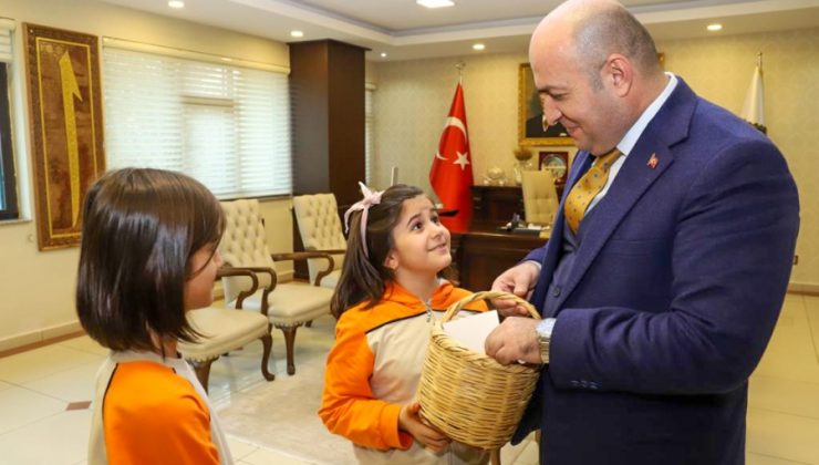 Genel Sekreter Çiftçi makamında öğrencileri ağırladı