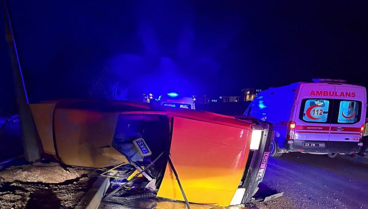 Elazığ`da refüje çarpan ticari taksi yan yattı: 3 yaralı