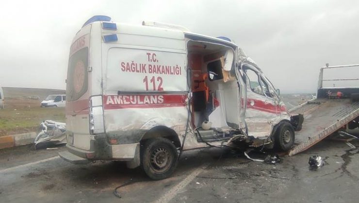 Ambulans û barhilgirê li hev dan: Nexweş mir û karmendên tendirustiyê birîndar bûn