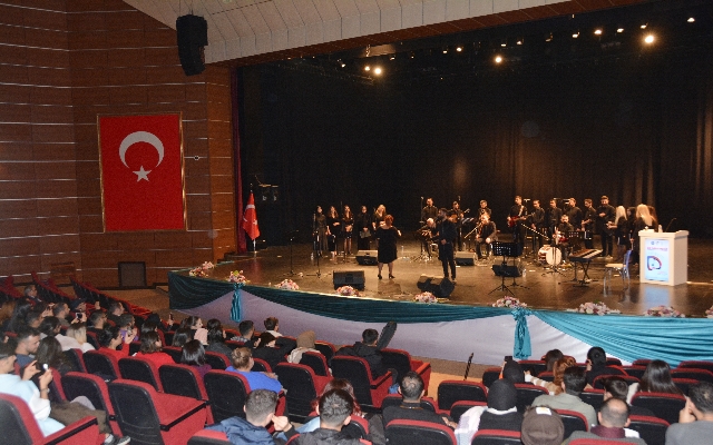 Dicle Üniversitesi ile Van Yüzüncü Yıl Üniversitesi işbirliğinde düzenlenen  “Biz Öğretmeniz ” konseri