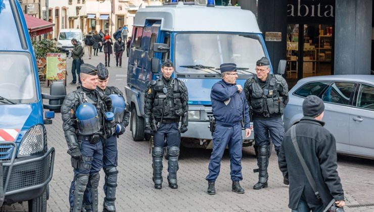 Paris’te bıçaklı saldırı: Yaralılar var
