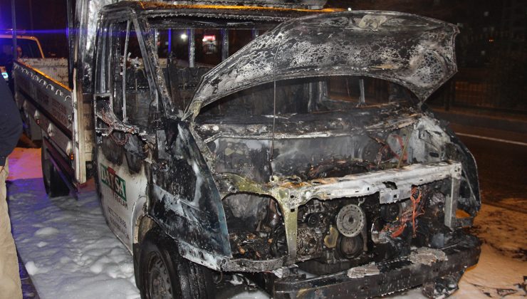 Motor aksamından yükselen alev kamyoneti kullanılamaz hale getirdi