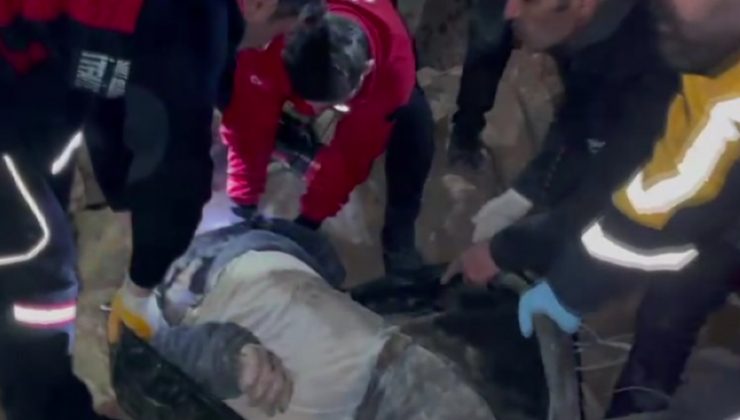 Uçurumdan yuvarlanan kamyonun sürücüsü hurdaya dönen araçtan 8 saat sonra çıkarıldı