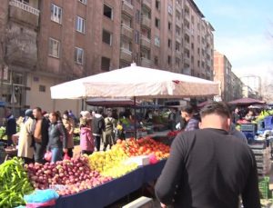Elazığ’da Ağır Hasarlı Binaların Altında Semt Pazarı