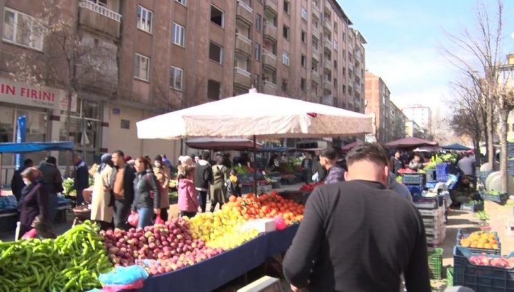 Elazığ’da Ağır Hasarlı Binaların Altında Semt Pazarı