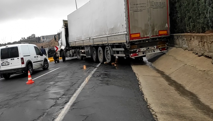 Mardin’de Tır Kaza Yaptı Kilometrelerce Araç Kuyruğu Oluştu