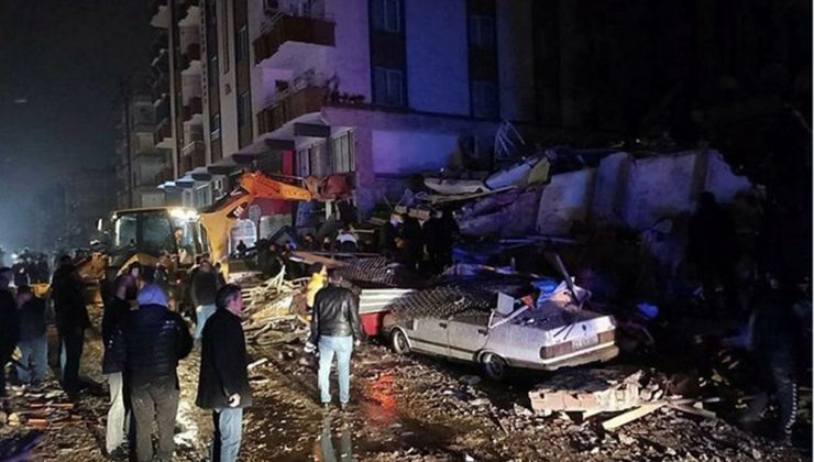 Antakya’da yıkılan 2 binanın enkazındaki 3 kişi aranıyor