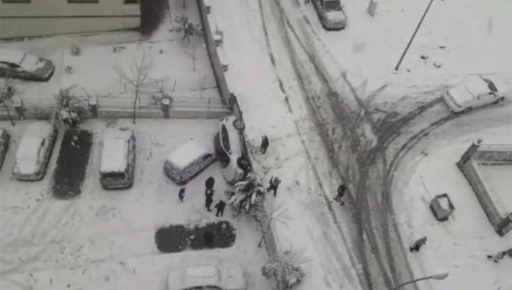 Buzlanma Nedeniyle Kayan Araç Binanın Bahçesine Düştü
