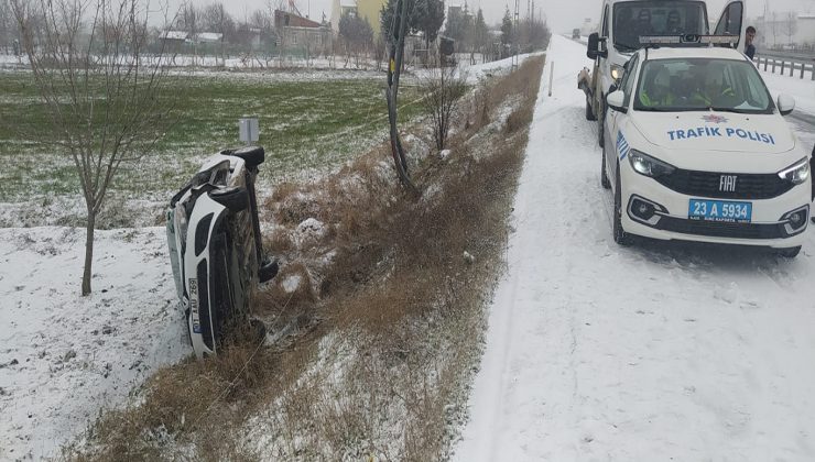 Elazığ`da Otomobil Elektrik Direğine Çarptı