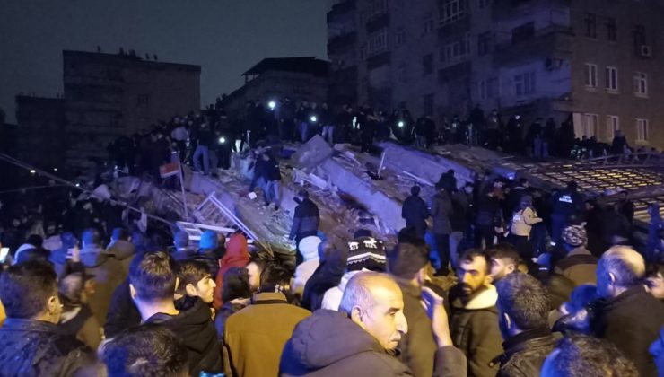 Diyarbakır’da hissedilen depremde binalar yıkıldı