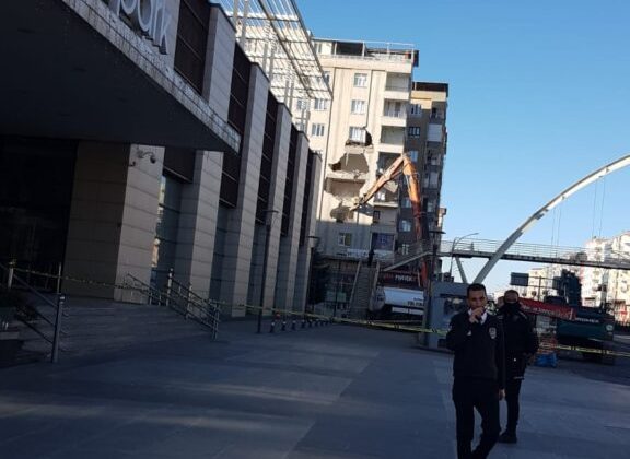 Ninova AVM yanındaki Altınkaya Apartmanı’nda yıkım başladı