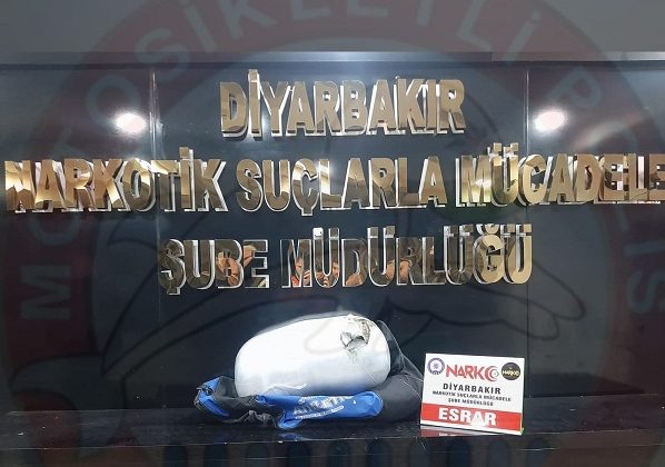 Diyarbakır’da Uyuşturucu Kuryesi Suçüstü Yakalandı