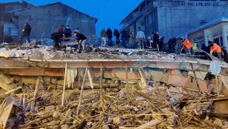 Depremde son durum: 2 bin 921 vefat, 15 bin 834 yaralı