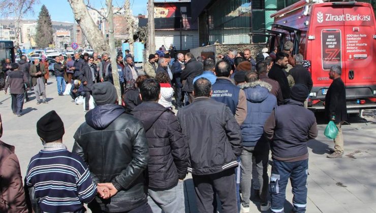 Adıyaman’da 10 bin TL’lik deprem yardımı uzun kuyruk oluşturdu