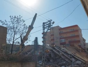 Kahta’da hasar gören cami minareleri yıkılıyor