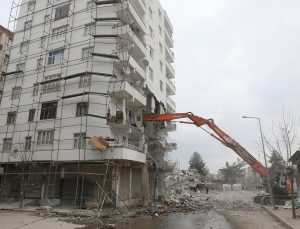 Diyarbakır’da acil yıkım kararı verilen 35 yapıdan 3’ünün yıkımı tamamlandı