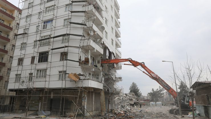 Diyarbakır’da acil yıkım kararı verilen 35 yapıdan 3’ünün yıkımı tamamlandı