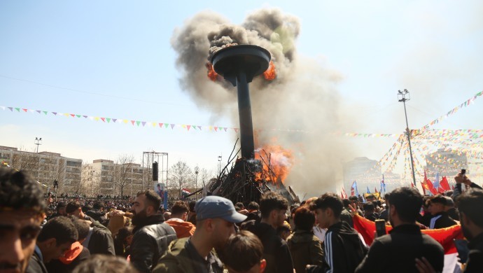 Amed’te Newroz Ateşi Yakıldı