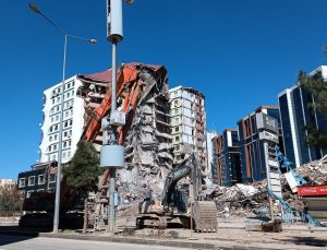 Diyarbakır’da Ağır Hasarlı Binaların Yıkımı Sürüyor