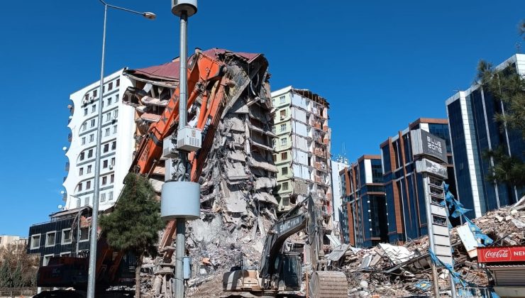 Diyarbakır’da Ağır Hasarlı Binaların Yıkımı Sürüyor