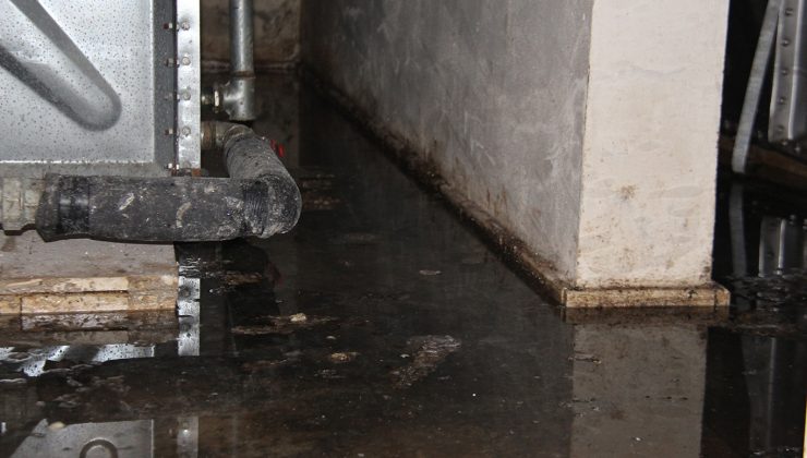 Zemini Sürekli Su Alan Apartman, Vatandaşı Tedirgin Ediyor