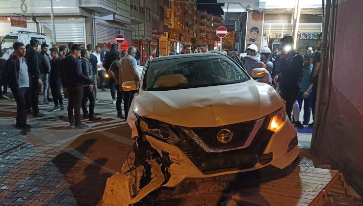 Bismil’de İki Araç Kafa Kafaya Çarpıştı