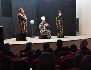 Karayazı’da Sahnelenen Şahidimiz Anadolu İsimli Tiyatro Beğenileri Topladı