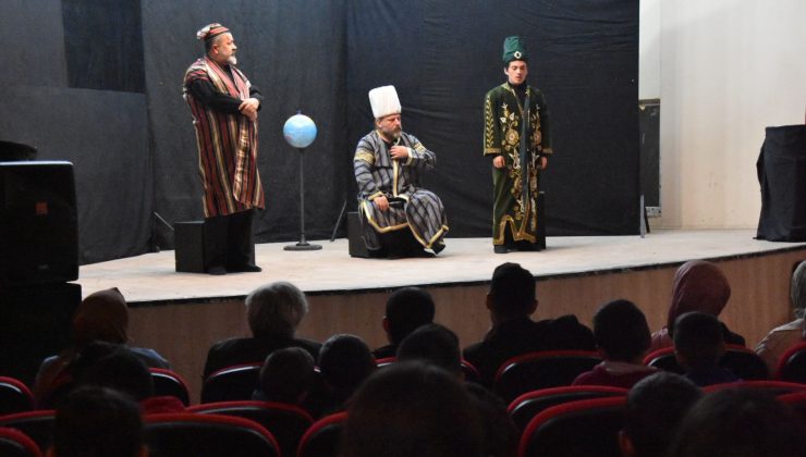 Karayazı’da Sahnelenen Şahidimiz Anadolu İsimli Tiyatro Beğenileri Topladı