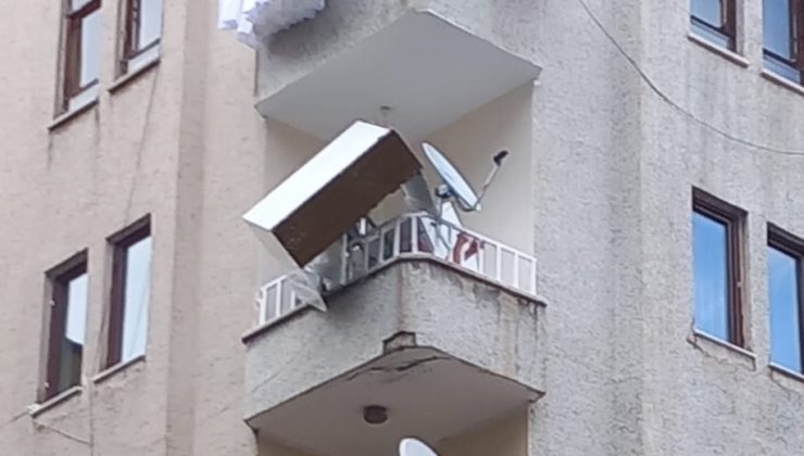 Üstüne Dolap Düşen Yaşlıyı İtfaiye Ekipleri Kurtardı