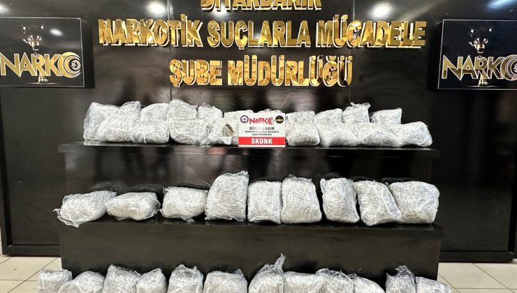 Dur İhtarına Uymayarak Kaçan Araçta 44 Kilo Uyuşturucu Ele Geçirildi