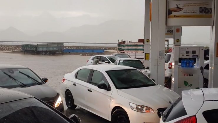 Diyarbakır’da Dolu Yağışından Kaçan Sürücüler Petrol İstasyonuna Sığındı