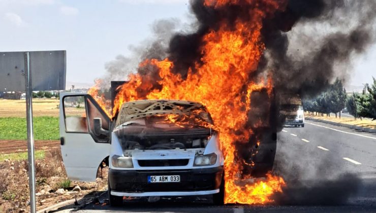 Çınar’da Kamyonet Yanarak Küle Döndü