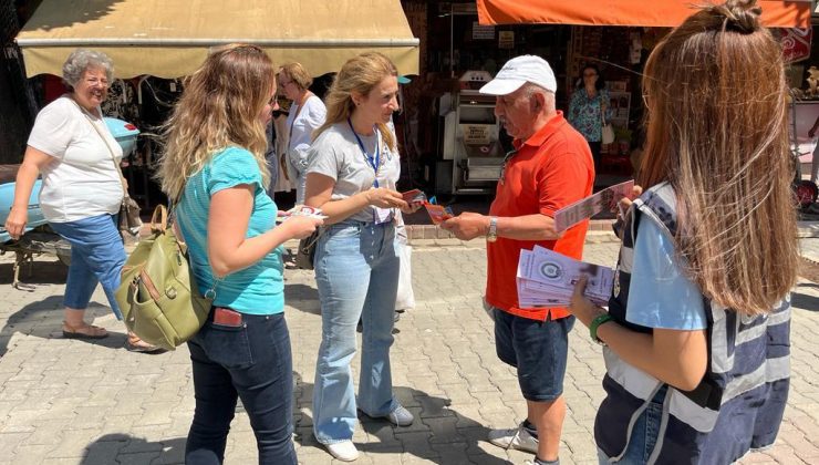 Gelibolu’da Polisler Dolandırıcılara Karşı Vatandaşlara Broşür Dağıttı