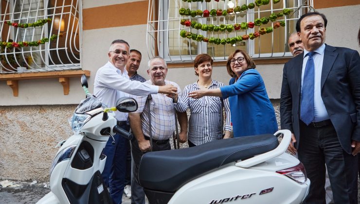 Başkan Şahin, Motorları Çalınan Engelli Çifte Yenisini Getirdi