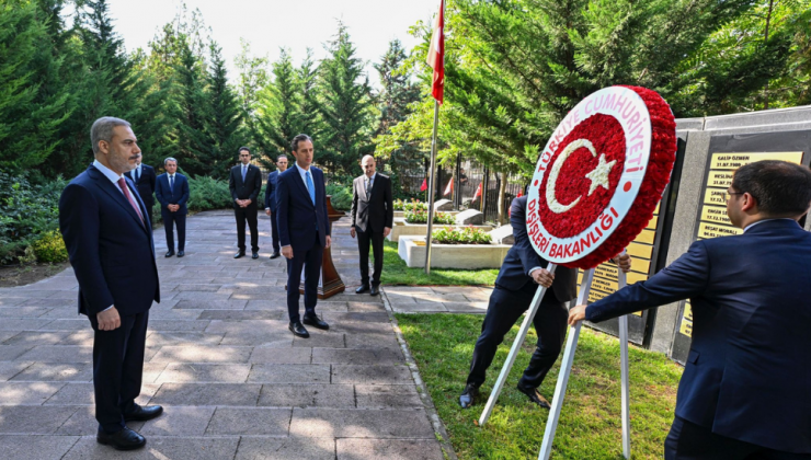 Hakan Fidan’dan Dışişleri Şehitliği Ziyareti