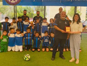 DİYARBAKIR’A VEDA ETMEYE HAZIRLANAN BAŞARILI SPOR HEKİMİNE PLAKET