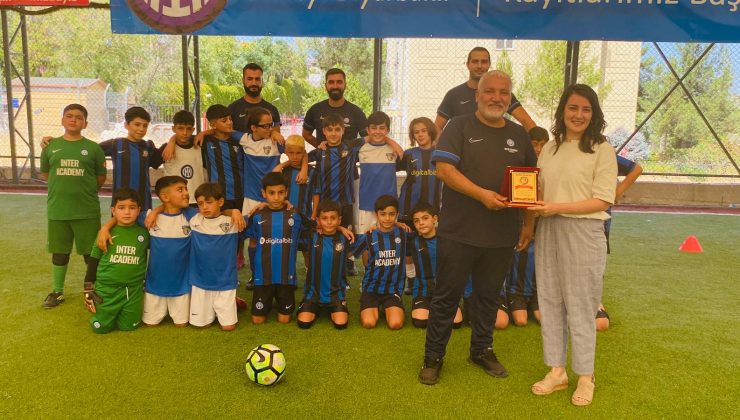 DİYARBAKIR’A VEDA ETMEYE HAZIRLANAN BAŞARILI SPOR HEKİMİNE PLAKET