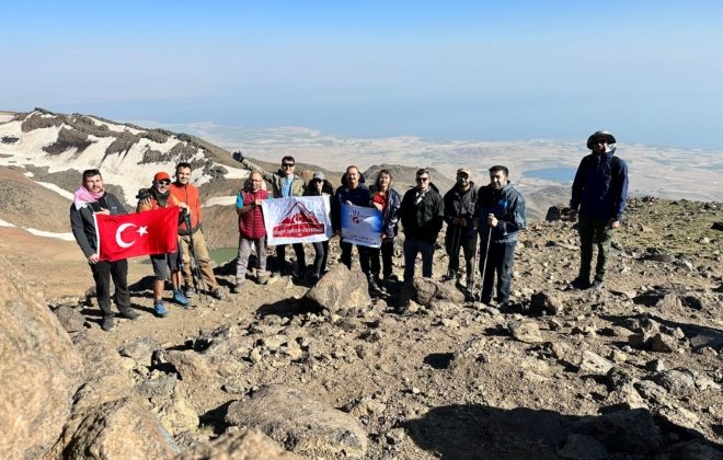Ağrı’lı Dağcılar Süphan Dağına, Yeni Rotasından Zirve Yaptı